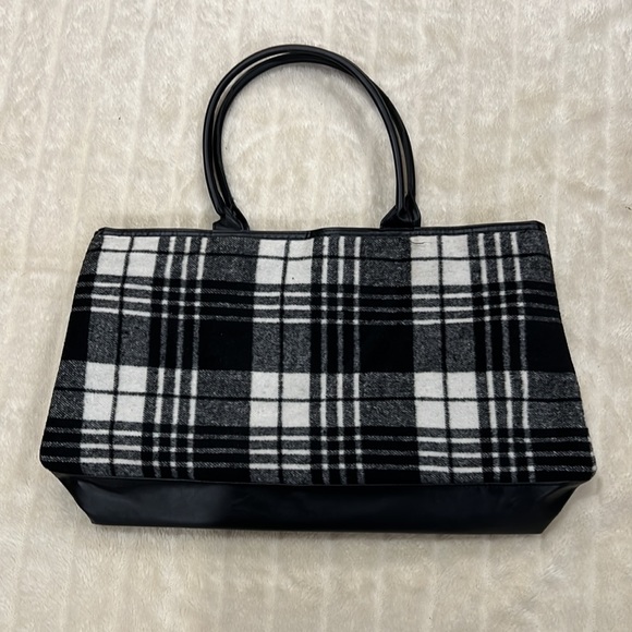 Handbags - 🎁 New Black & White Plaid Tote 🎁